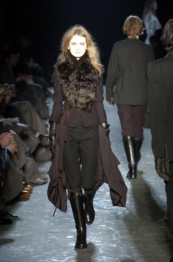 pyerissey's tweet photo. ann demeulemeester fw 2004 https://t.co/ttxsvDLngd