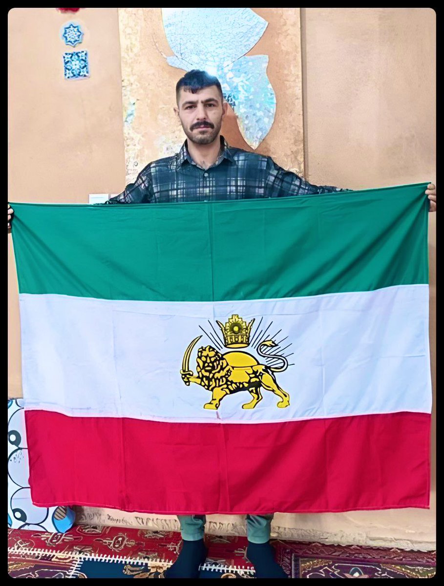 RamandiHaleh's tweet photo. نمیگوید خداحافظ مادر، خداحافظ پدر، خداحافظ رفیق 
می‌گوید خداحافظ #ایران
بی‌‌گمان دل‌کندن از ایران برایش از هر دل‌کندنی سهمگین‌تر بوده است. 

#ایذه
#ابول_کورکور https://t.co/OLpOk713EW