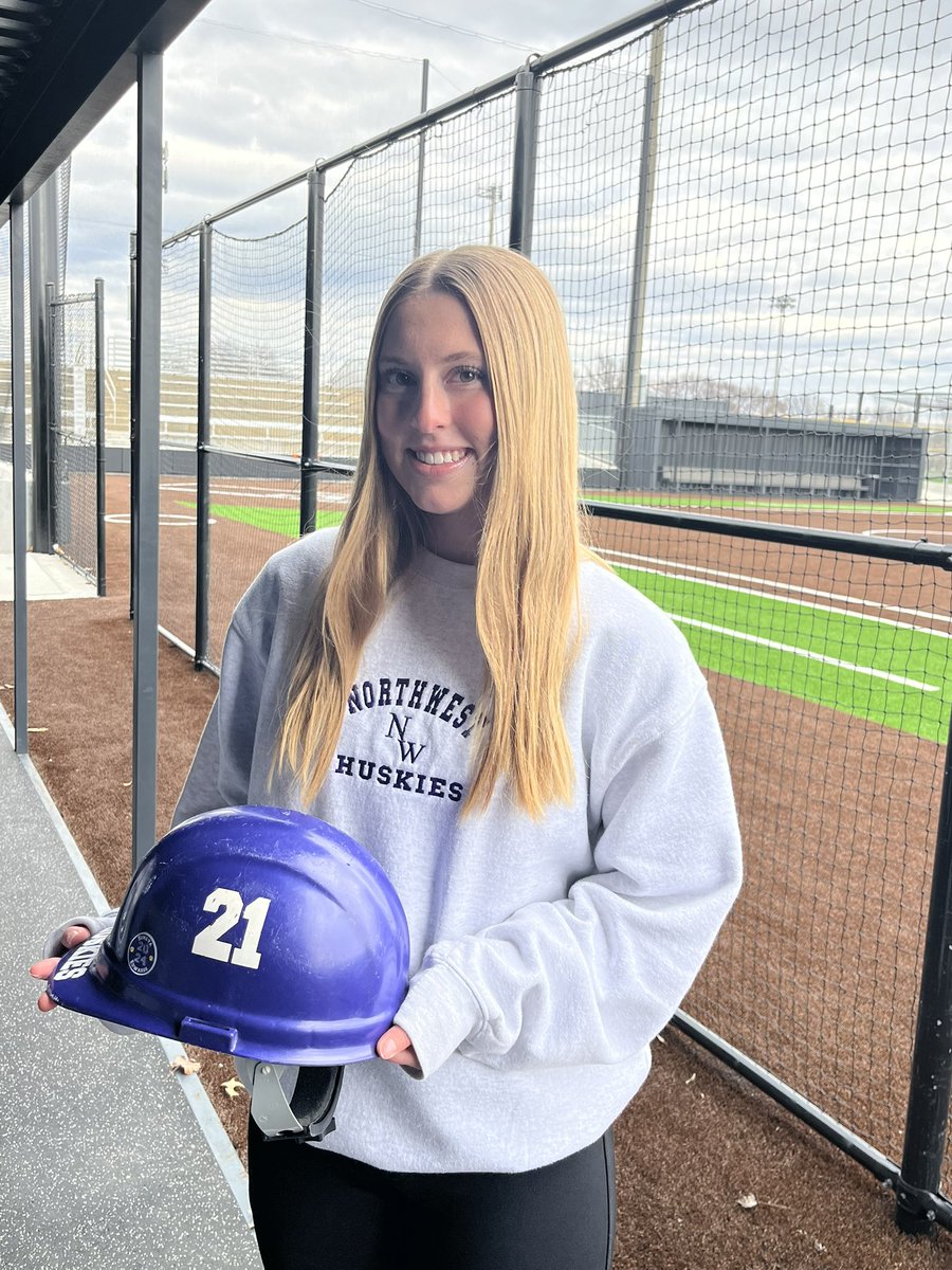 SoftballSkies's tweet photo. 1st Husky Hard Hat recipient of the year is sophomore Lola Hadley. Lola stepped up &amp;  helped lead during the off season &amp; has continued to do so during tryouts.Her ability to connect w/anyone is a true gift. Her hard work &amp; care for her teammates does not go unnoticed. #21WAYS 💜 https://t.co/CDbc1uBA05