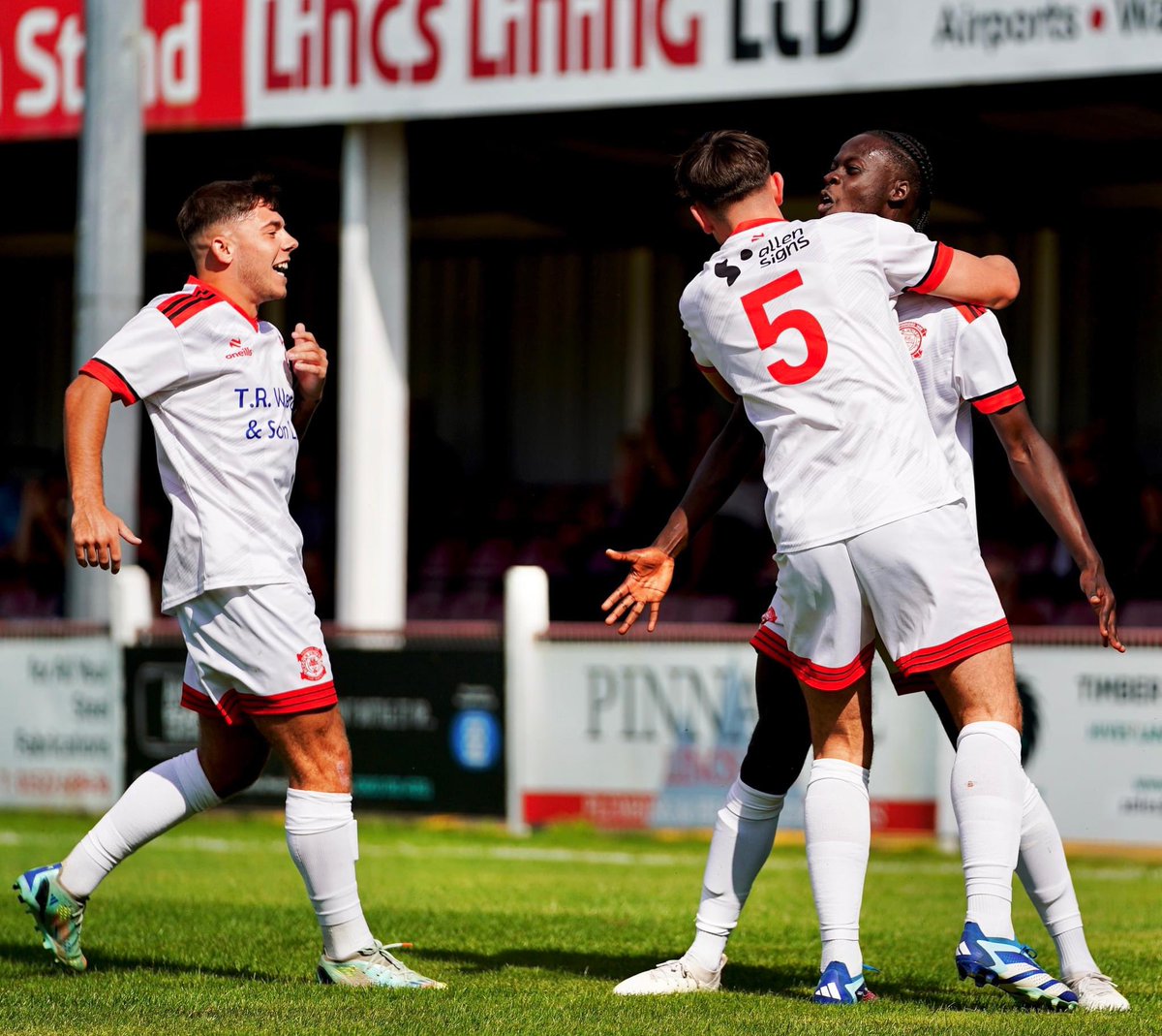 LincSport (@lincsport) on Twitter photo 🗞️ MATCH REPORT:
Lincoln United dramatically extend unbeaten run with late win over Melton Town. #TheWhites
🔗 thelinc.co.uk/2025/03/lincol…
✍️ <a href="/joshua_birkin/">Joshua Birkin</a>
📸 <a href="/edmayesphoto/">Ed Mayes Photography</a> 🗞️ MATCH REPORT:
Lincoln United dramatically extend unbeaten run with late win over Melton Town. #TheWhites
🔗 thelinc.co.uk/2025/03/lincol…
✍️ <a href="/joshua_birkin/">Joshua Birkin</a>
📸 <a href="/edmayesphoto/">Ed Mayes Photography</a>
