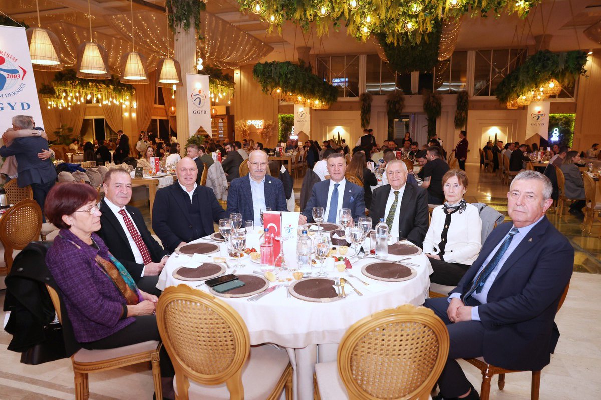 GurselBaran's tweet photo. Genç Girişim ve Yönetişim Derneği Başkanı Sayın Nezih Allıoğlu’nun ev sahipliğinde, 8 Mart Dünya Kadınlar Günü vesilesiyle düzenlenen iftar programında, TÜSİAV Başkanı Sayın Veli Sarıtoprak ve GGYD dernek üyeleriyle bir araya geldik.

Nazik misafirperverlikleri için Sayın Allıoğlu ve dernek üyelerine teşekkür ediyorum.

Bu anlamlı günde, emekleri ve başarılarıyla hayatın her alanına değer katan tüm kadınlarımızın 8 Mart Dünya Kadınlar Günü’nü bir kez daha kutluyor, sağlık ve mutluluk diliyorum.
@tusiavofficial 
@Velisaritoprak