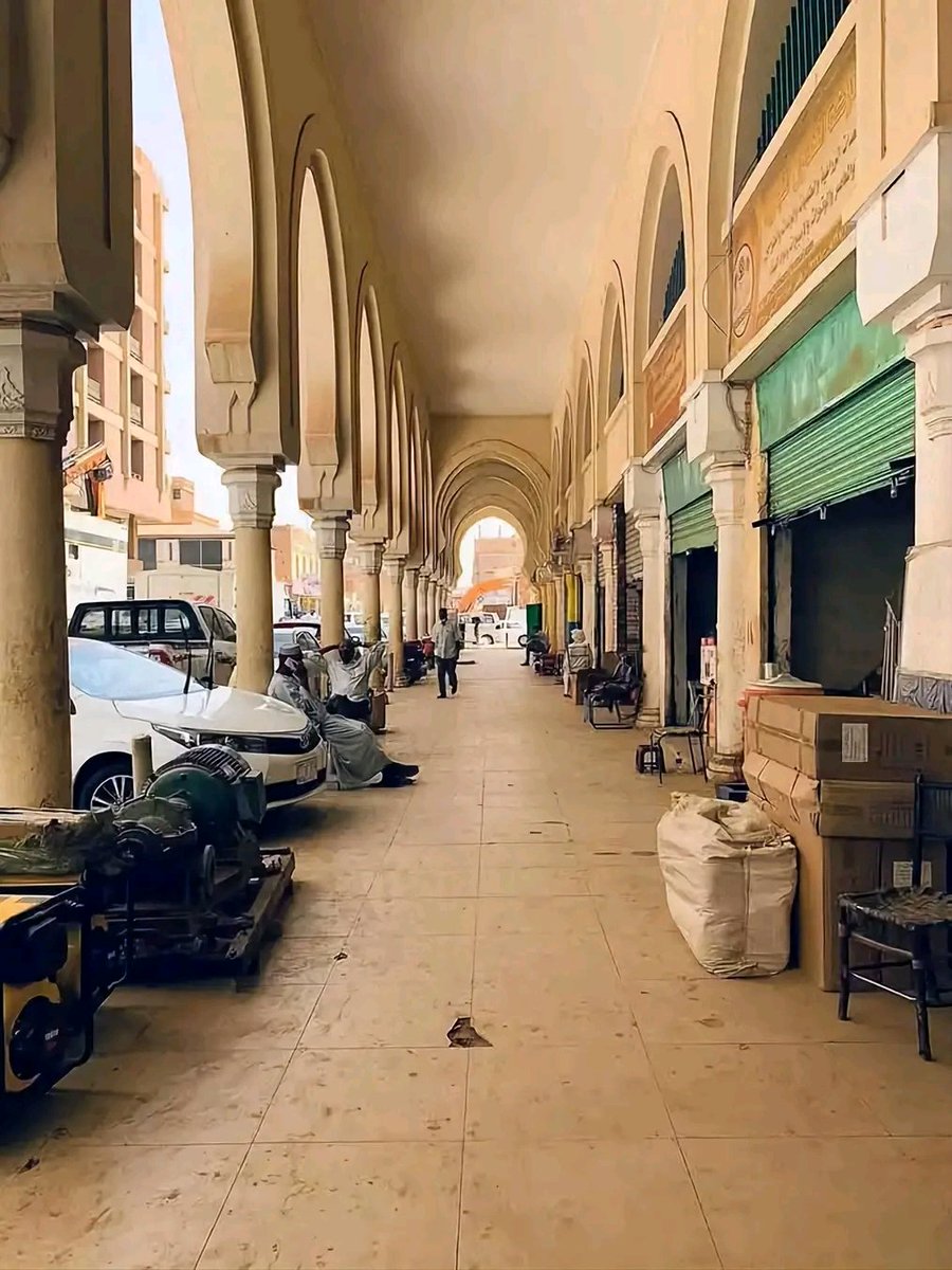 "معقوله شوارع تبكيك ؟ "
الشوارع :