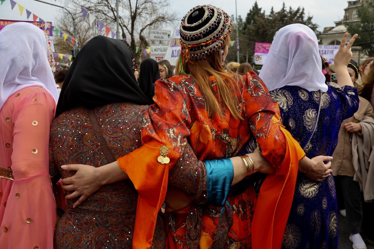 Göçmen Kadınlar Anlatıyor (@kadingocmen) on Twitter photo 🌈 8 Mart Dünya Emekçi Kadınlar Günü Kutlu Olsun
Happy March 8 International Working Women's Day
8 مارس روز جهانی زنان کارگر مبارک باد.
8ê Adarê Roja Jinên Kedkar Ên Cîhanê Pîroz be
يوم سعيد 8 مارس، اليوم العالمي للمرأة العاملة.
#gocmenkadinlaranlatiyor
📷 <a href="/MamedogluMedine/">Medine Mamedoğlu</a> 🌈 8 Mart Dünya Emekçi Kadınlar Günü Kutlu Olsun
Happy March 8 International Working Women's Day
8 مارس روز جهانی زنان کارگر مبارک باد.
8ê Adarê Roja Jinên Kedkar Ên Cîhanê Pîroz be
يوم سعيد 8 مارس، اليوم العالمي للمرأة العاملة.
#gocmenkadinlaranlatiyor
📷 <a href="/MamedogluMedine/">Medine Mamedoğlu</a>