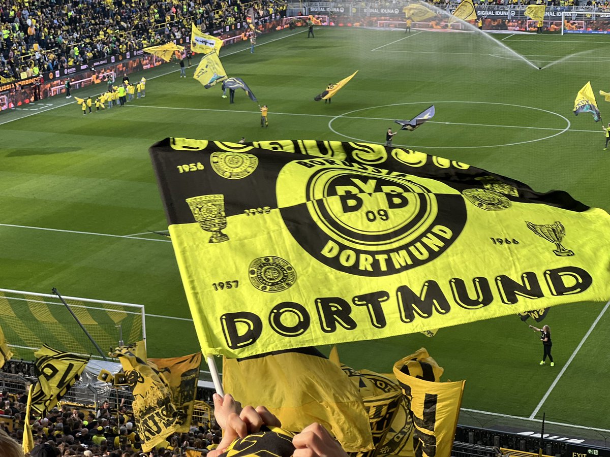 Und wenn du, das Spiel verlierst, ganz unten stehst, dann steh’n wir hier und sing Borussia!

#BVBFCA