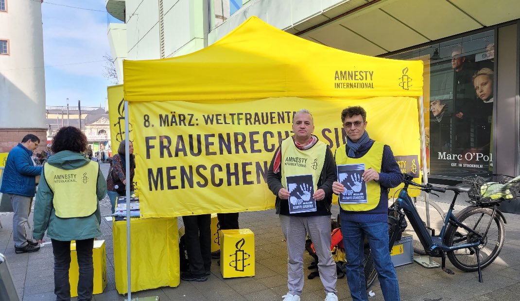 In der #Türkei gibt es 17300 Frauen im Gefängnis. 

Bir grup aktivist ile beraber temel insan haklarından mahrum bırakılan  kadınlar için meydanlardaydık.

TürkiyedeKadın Olmak
#WomensDay #InternationalWomensDay #8martDuenyaKadinlarGuenue #kadinlargunu #Weltfrauentag #Frauentag