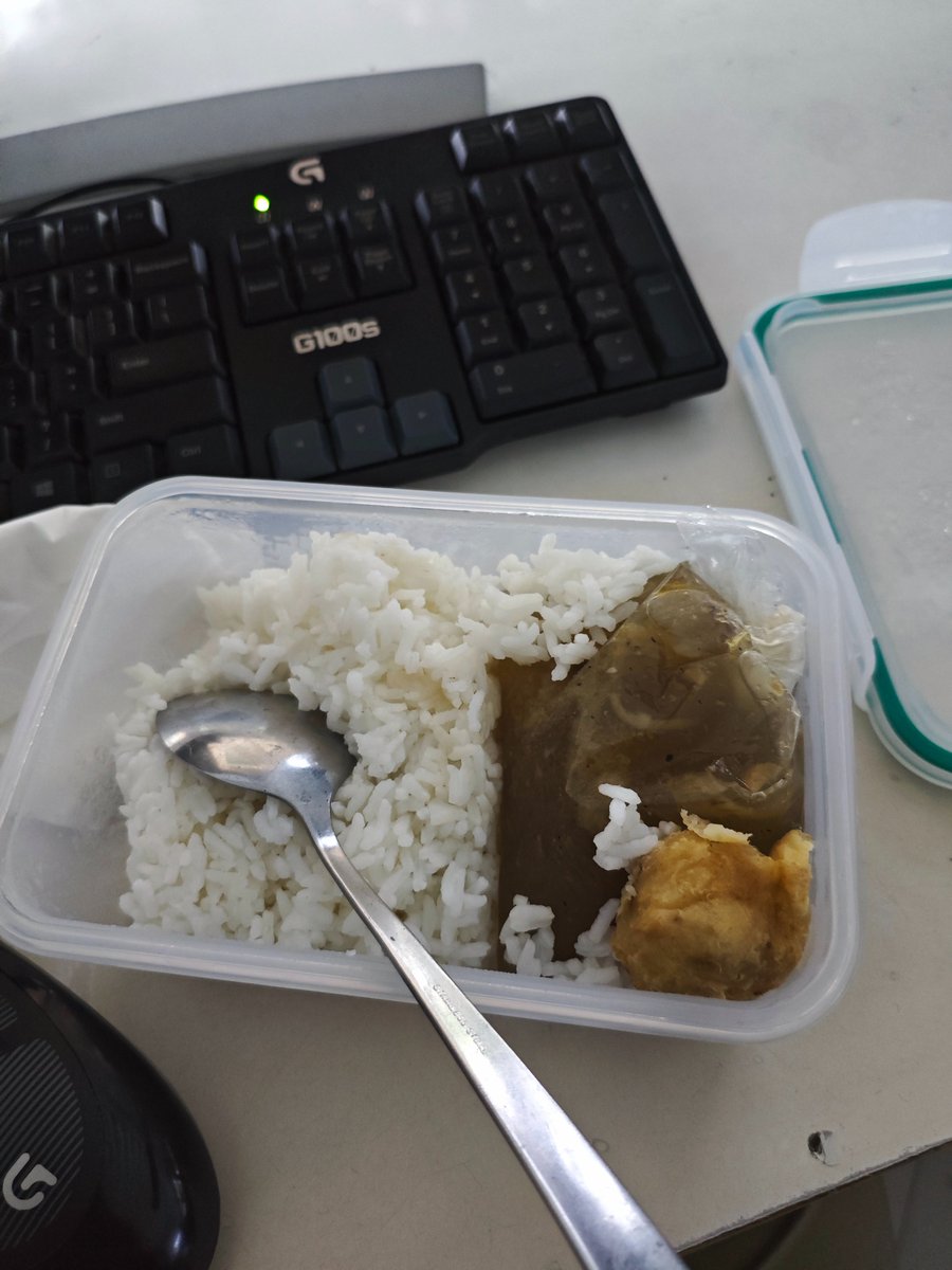 rzyfzyfzyf's tweet photo. #boxoflove edisi sahur di kantor hari ini dibawain sop makasssr tapi blm tahu ini isinya apaan wkwkw 🥰 https://t.co/azRwl4WLTI