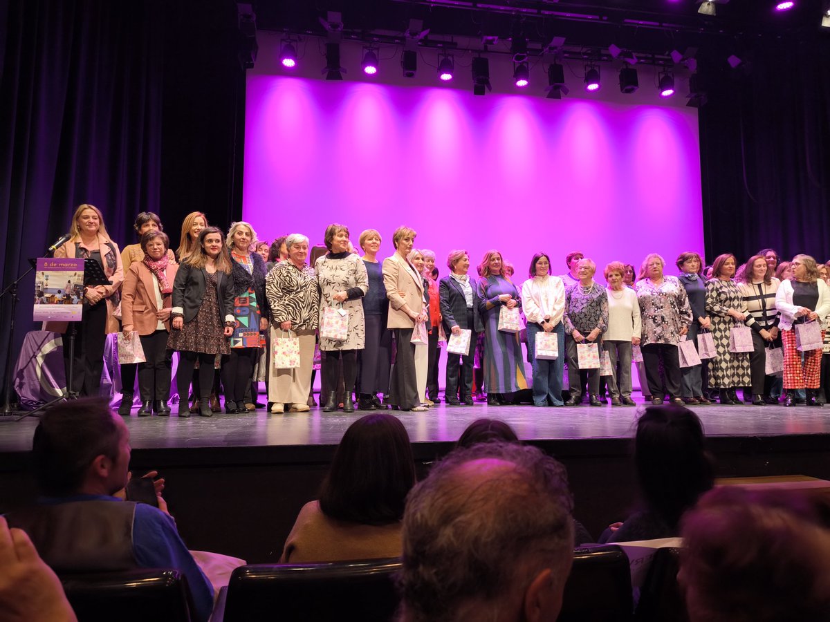 HOMENAJE A MUJERES DOCENTES - MIRANDA DE EBRO
Nuestras últimas compañeras jubiladas, Rosa Fernández y Natividad Esteban fueron partícipes de este merecido homenaje organizado por el Ayto. Miranda de Ebro.  Enhorabuena tanto a ellas como al resto de compañeras homenajeadas.
