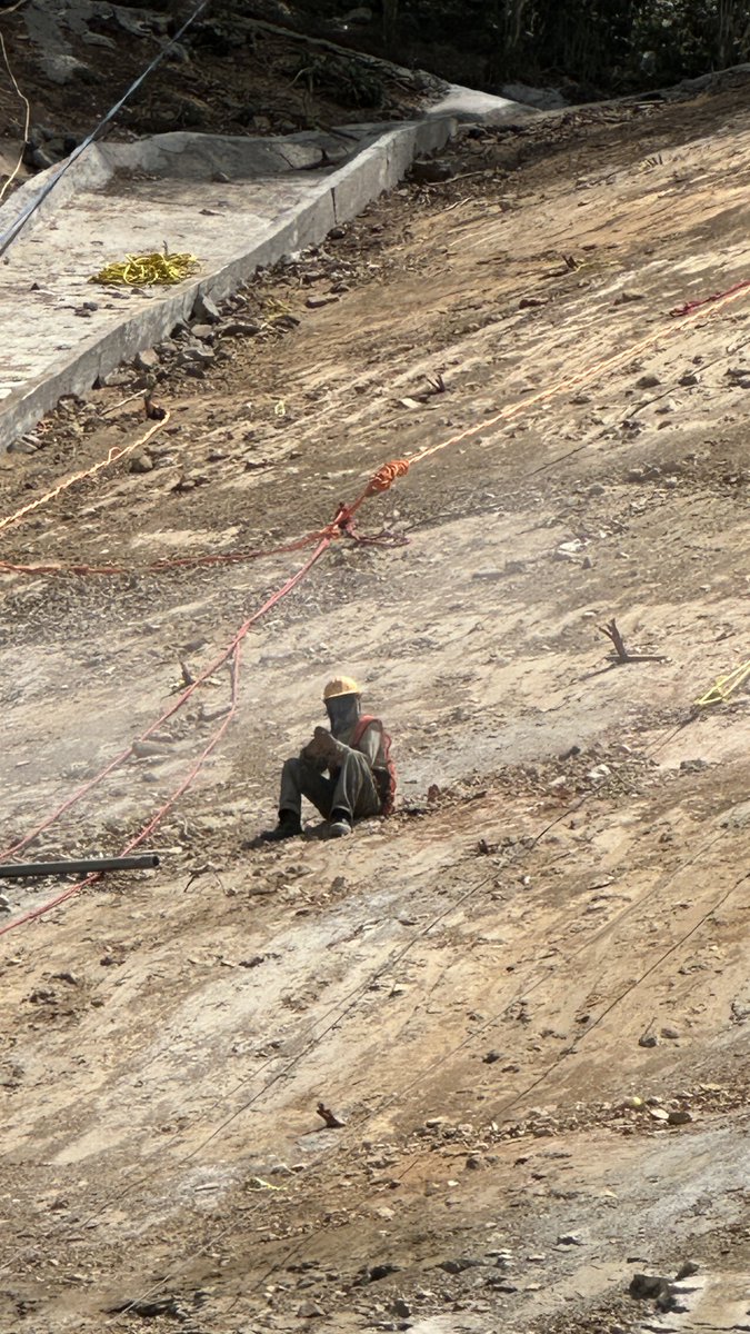 La constante desde que abrieron la "nueva" carretera a Puerto Escondido y ahora pagar casi 1,000 MXN ida y vuelta, mejor la hubieran anunciado para 2027 🤡 

#Oaxaca #México #BarrancaLarga #Ventanilla #SCT