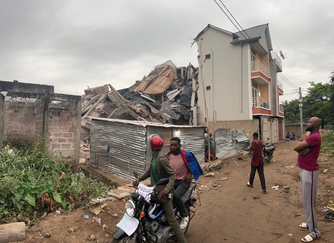 barickbuema's tweet photo. Effondrement d'un immeuble de 8 niveaux à Mont-Ngafula
Il y avait une piscine au 6ème niveau, selon le ministère de l'Urbanisme et Habitat
Qui déplore "d'importants dégâts matériels dont la destruction d'une partie de l'immeuble voisin et des fissures sur d'autres"
"Aucune perte en vie humaine", rassurent les services de @CrispinMbadu
"Une enquête est en cours pour établir les responsabilités"
En attendant, "le constat préliminaire atteste que cette bâtisse ne répondait pas aux normes de construction"
Évacuation des bâtiments sinistrés et des constructions voisines vivement recommandée
Parole Écrite