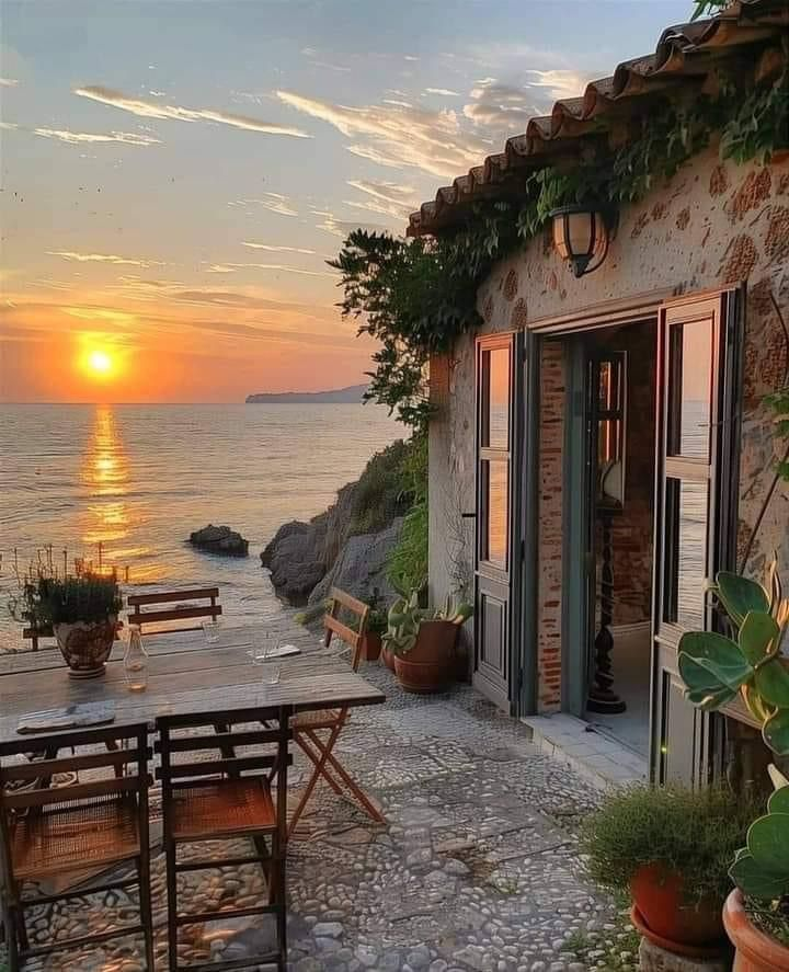 Denize bakan bir taş ev.