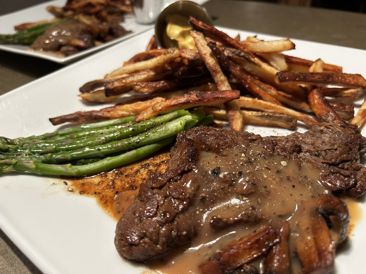 Bavette sauce au poivre, frites et asperges 😋😋😋