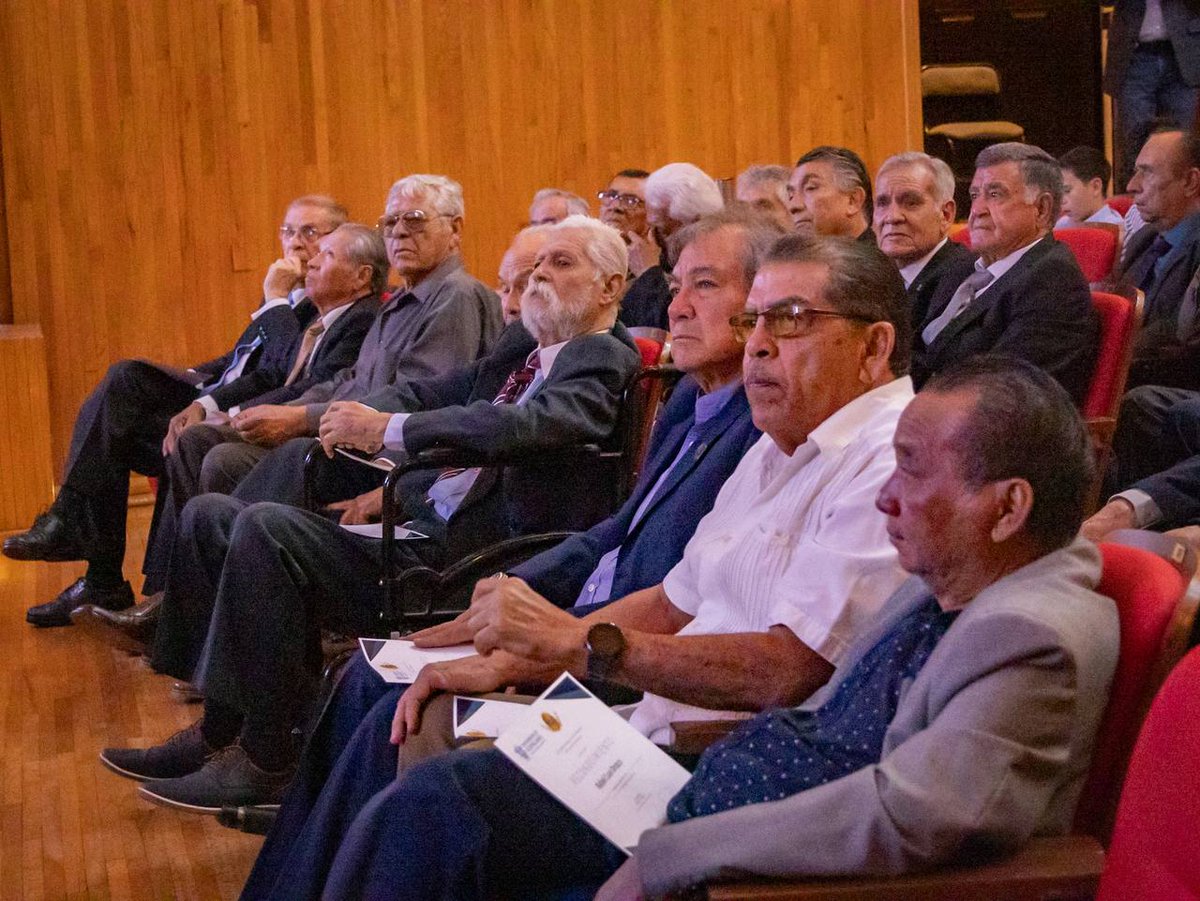 Cinco décadas de trayectoria han consolidado a esta generación como un pilar fundamental en el desarrollo de Jalisco. Su experiencia y aportes han dejado huella en el sector, impulsando el crecimiento de nuestra comunidad. ¡Felicidades por este gran legado!