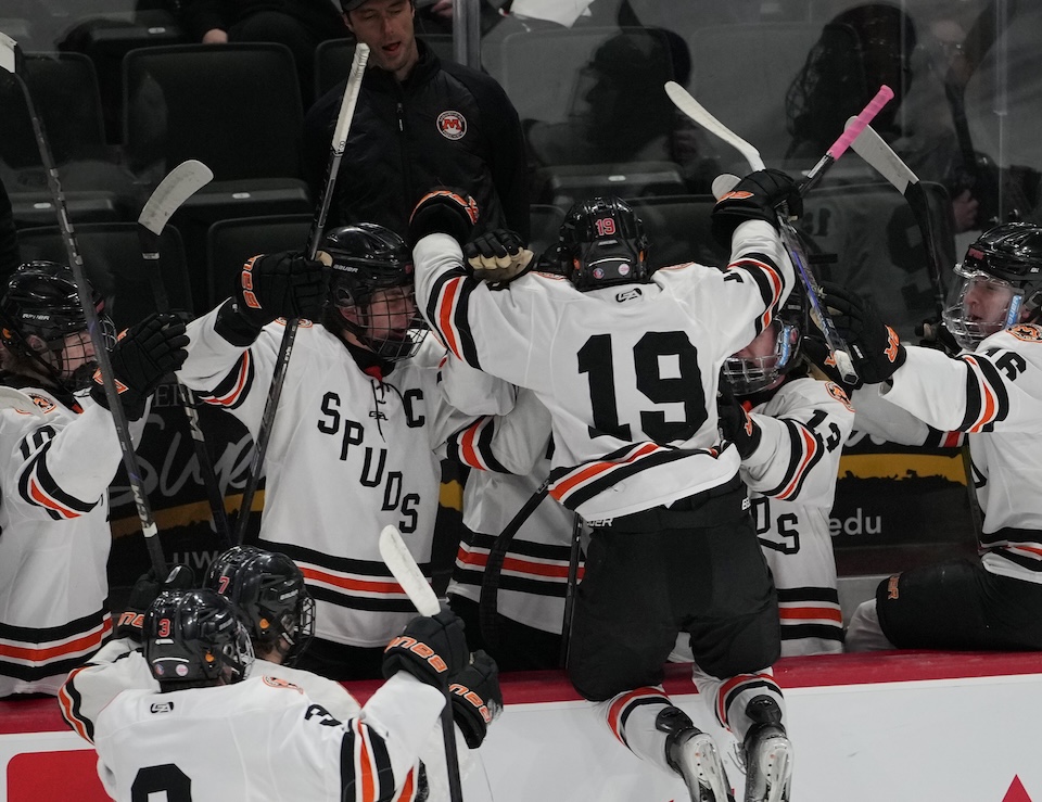 Minnesota Hockey Hub (@hockeyhub) on Twitter photo Get live game score & stat updates from the 2A final featuring <a href="/Spud_Hockey/">Spud Boys Hockey</a> v <a href="/ponyhockey/">SAHS Boys Hockey</a> on <a href="/hockeyhub/">Minnesota Hockey Hub</a> starting @ 7pm. Live blog updates from Strib reporters: tinyurl.com/haamkx97 #MSHSL #MNhighschoolsports #BoysHockey #MNPrepSports #thetourney25
mnhockeyhub.com/news_article/s… Get live game score & stat updates from the 2A final featuring <a href="/Spud_Hockey/">Spud Boys Hockey</a> v <a href="/ponyhockey/">SAHS Boys Hockey</a> on <a href="/hockeyhub/">Minnesota Hockey Hub</a> starting @ 7pm. Live blog updates from Strib reporters: tinyurl.com/haamkx97 #MSHSL #MNhighschoolsports #BoysHockey #MNPrepSports #thetourney25
mnhockeyhub.com/news_article/s…