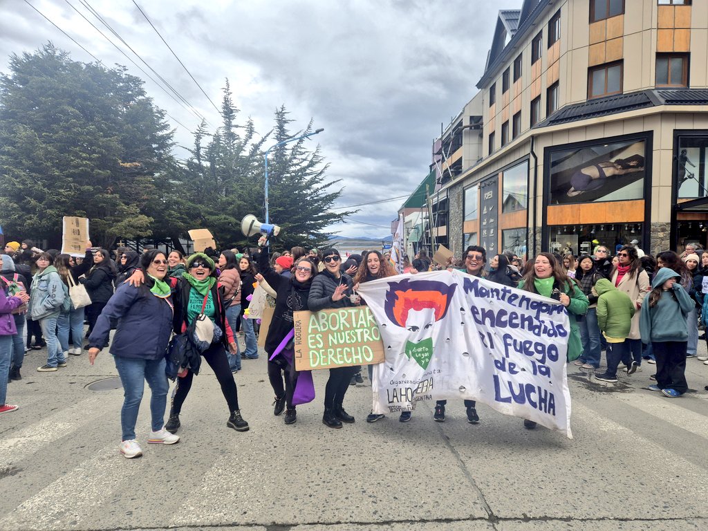 #8M Como hace años llenamos las calles  de Ushuaia en el marco del Paro Internacional de Mujeres y Diversidades. No hubo operativo de tránsito, ni seguridad a pesar de las notas enviadas desde la organización. Por lo menos cuatro chabones tiraron sus autos contra nosotras.