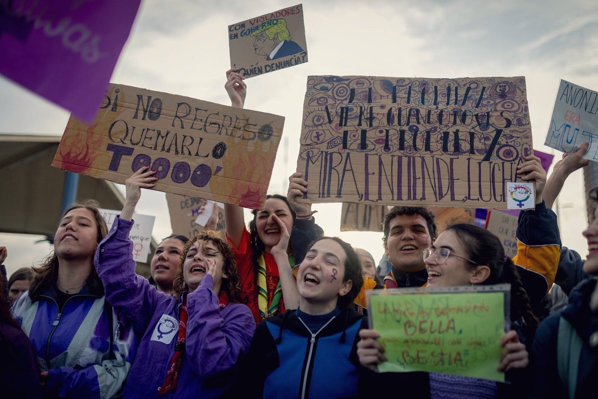 Sevilla se libró de la lluvia durante el #8Marzo, pero no de unos segundos de arcoíris. #Sevilla #Diadelamujer #InternationalWomensDay #WomensDay #DiaInternacionalDeLaMujer