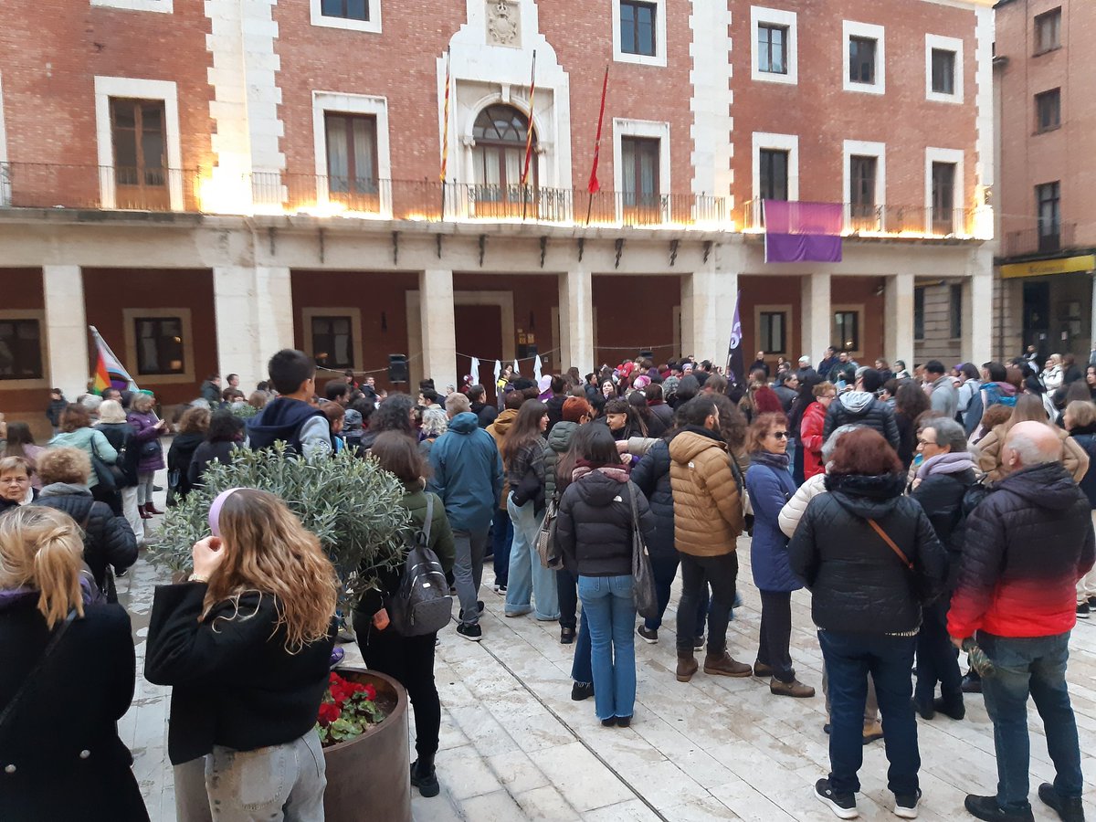 La <a href="/VagaFeministaTE/">VagaFeministaEbre</a> ha tornat a convovar centenars de persones a #Tortosa per al #8M per estendre el feminisme i la nostra companya, Clemen, ha fet un parlament en nom de la CGT. Força #feminisme!!!👏💪👏💪👏💪👏