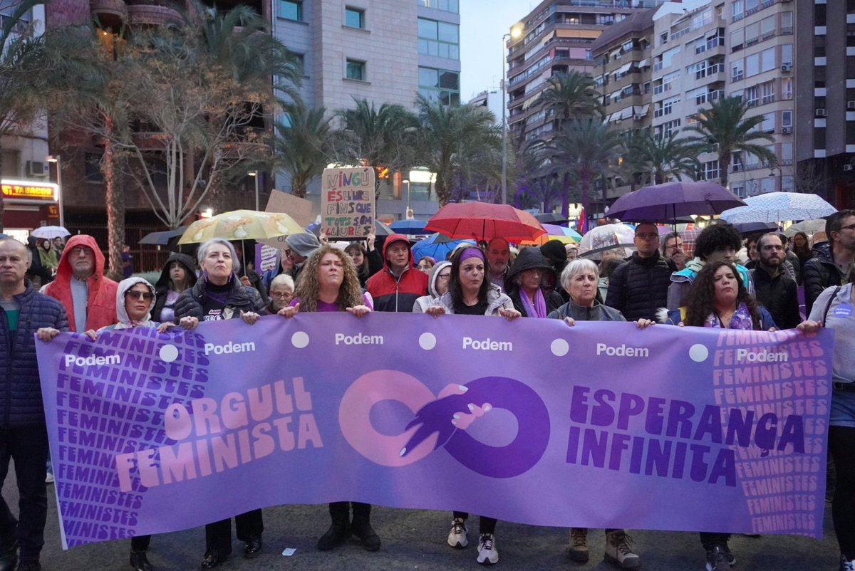 podemalacant's tweet image. Una vez más la fuerza feminista llena las calles de Alicante. #8M2025

Que viva la lucha de las mujeres 💜