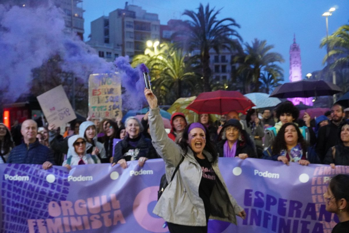 podemalacant's tweet image. Una vez más la fuerza feminista llena las calles de Alicante. #8M2025

Que viva la lucha de las mujeres 💜