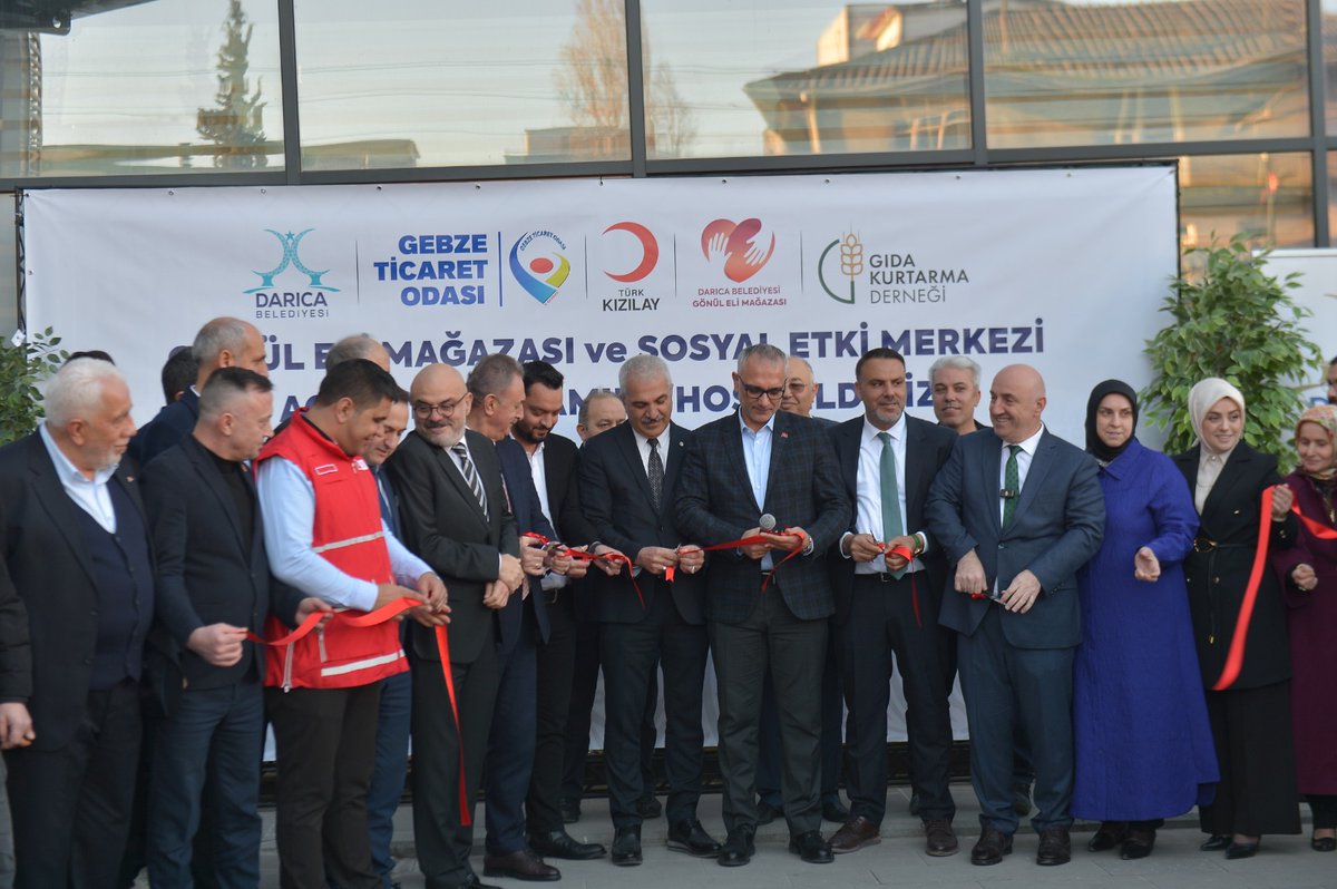 aslantasabdr's tweet photo. Meclis Başkanımız, Yönetim Kurulu Başkan Yardımcımız ile Yönetim, Meclis ve Komite üyelerimizle birlikte Darıca Hizmet Merkezimizde  Gebze Ticaret Odamız, Darıca Belediyesi, Gıda Kurtarma Derneği ve Fazla Gıda ve Darıca Kızılay tarafından ortaklaşa faaliyete geçirilen Gönül Eli Mağazası ve Sosyal Etki Merkezi’nin açılışını gerçekleştirdik.
@GebzeTicOdasi @RHisarciklioglu @TOBBiletisim @Daricabeltr @GidaKurtarmaDer