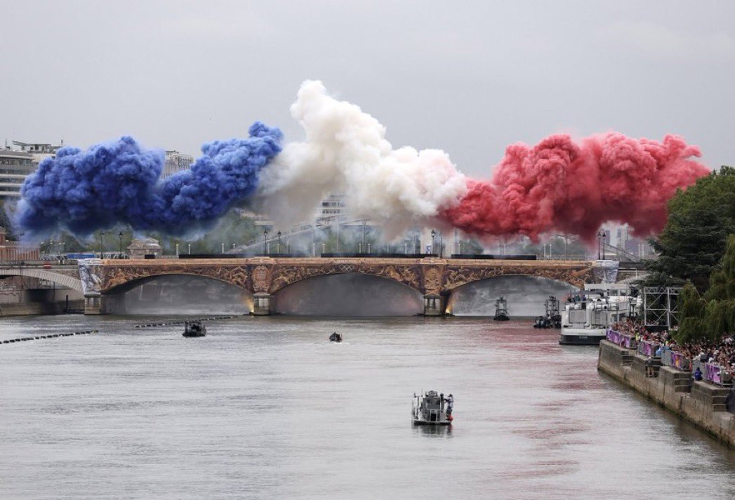 ♦️Depuis quelques années, un discours dangereux monte partout, en France, aux États-Unis, en Russie, en Europe… Partout, on entend les mêmes phrases
Le peuple doit reprendre le pouvoir
Les élites nous mentent
Il faut revenir aux vraies valeurs
Nos institutions sont corrompues

À