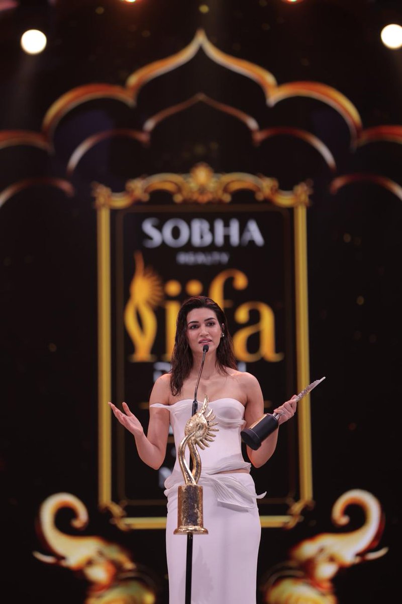 After winning our hearts with her incredible performance in Do Patti, Kriti Sanon wins the award for Performance in a Leading Role, Female (Film) at the Sobha Realty IIFA Digital Awards 2025.