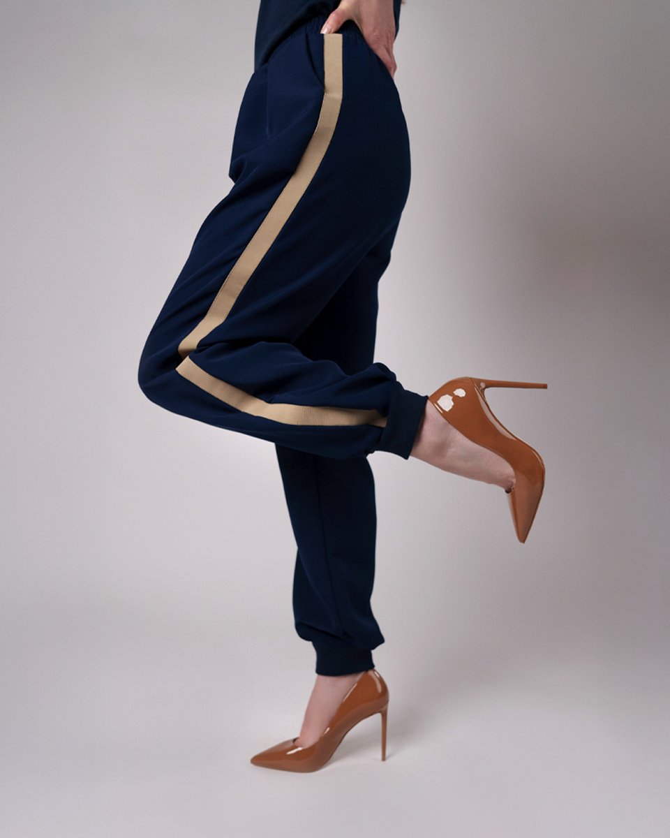 Mood_Fabrics's tweet image. ✨ NEW FREE SEWING PATTERN: The Taormina Joggers! 🏆

🧵 Download the free pattern now!

#MoodTaorminaJoggers #FreeSewingPattern #SewingMood #DIYWardrobe #MadeWithMood