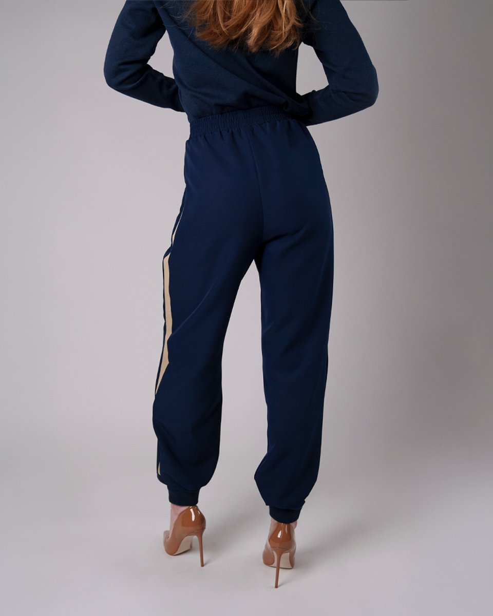 Mood_Fabrics's tweet image. ✨ NEW FREE SEWING PATTERN: The Taormina Joggers! 🏆

🧵 Download the free pattern now!

#MoodTaorminaJoggers #FreeSewingPattern #SewingMood #DIYWardrobe #MadeWithMood