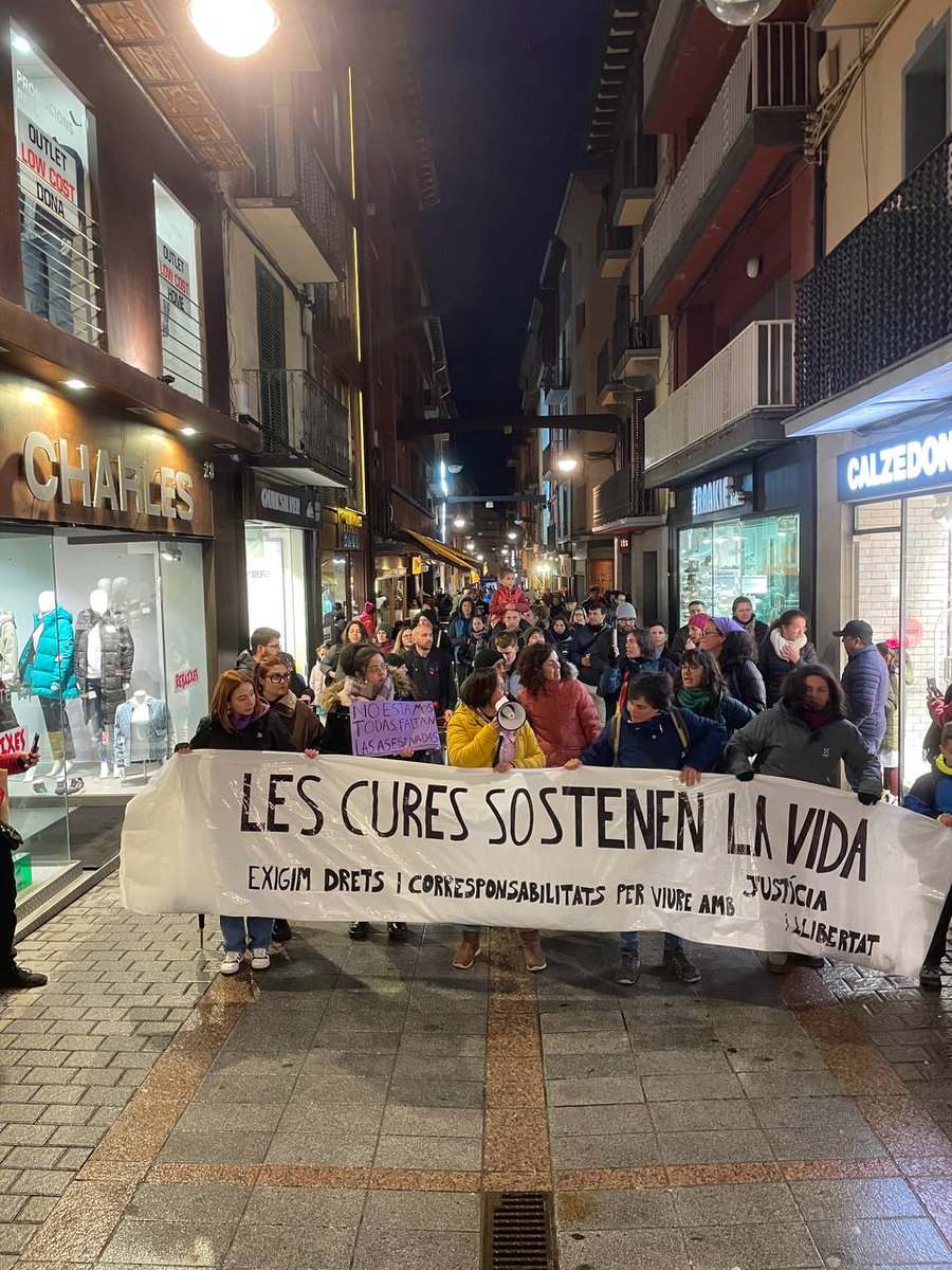 Pel 8M col·lectius del Pirineu hem sortit al carrer per combatre els privilegis i reivindicar les que sostenen la vida! 

📸 Manifestació 8M a Puigcerdà