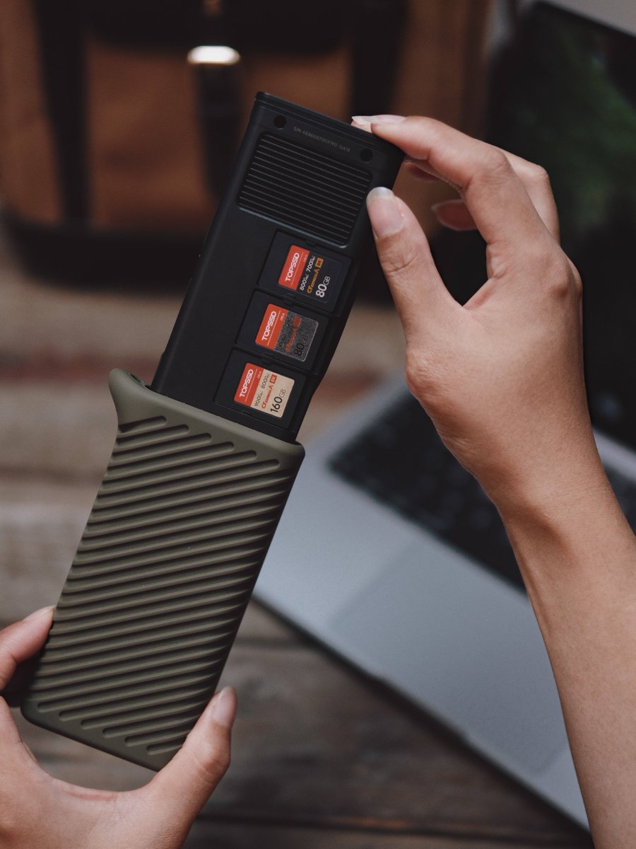 PGYTECH_global's tweet photo. 💾🔒 Your Data, Your Power! Designed for on-the-go creators, this card case combines lightweight portability with secure storage, so your footage is always protected and ready for action. 🚀🎬 

#pgytech #camera #cardreadercase #cardreader #cfexpress #photography https://t.co/pynnKoWnHJ