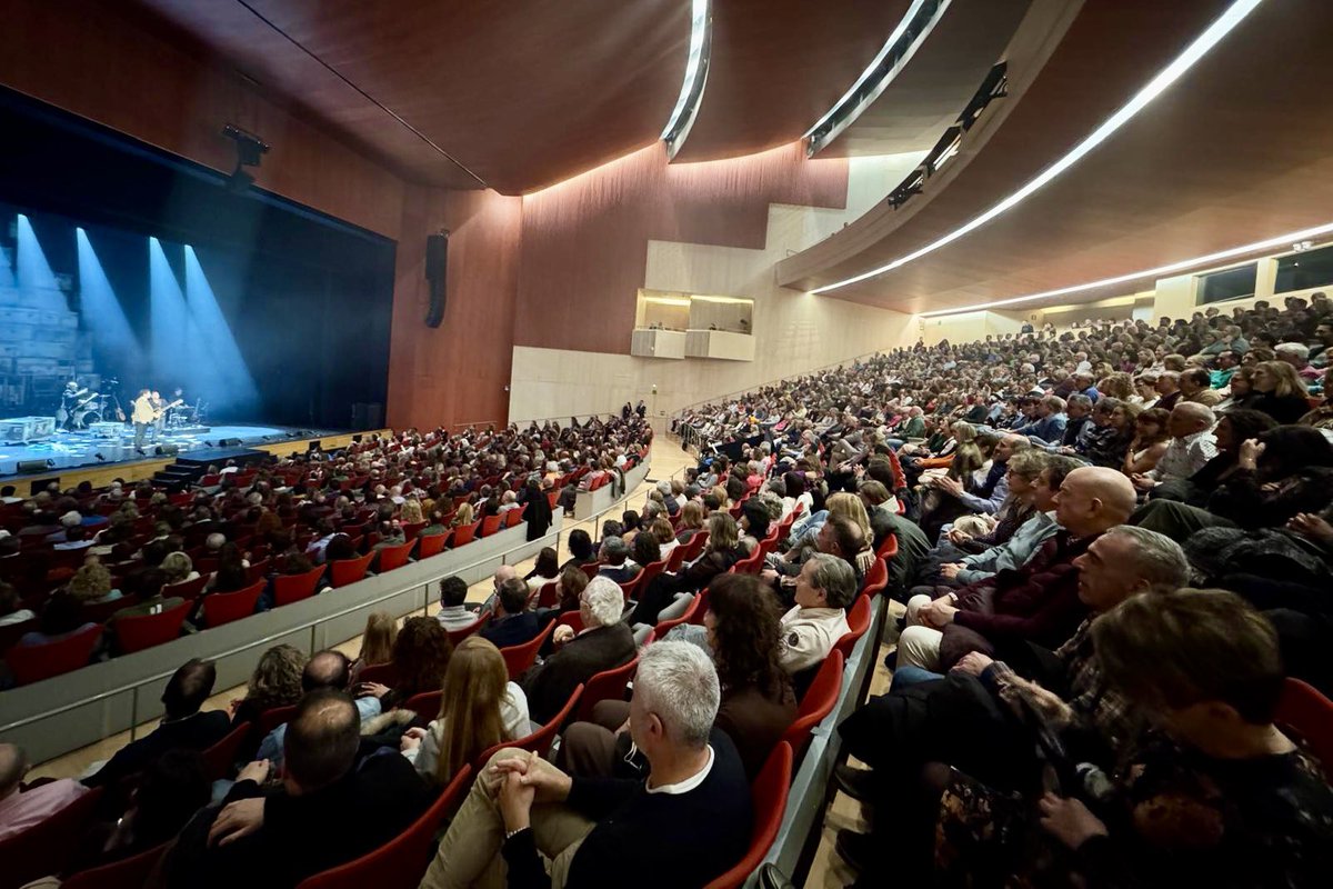 Gran noche la vivida en Burgos. Un Fórum lleno y un público extraordinario!! Gracias, gracias, gracias!!