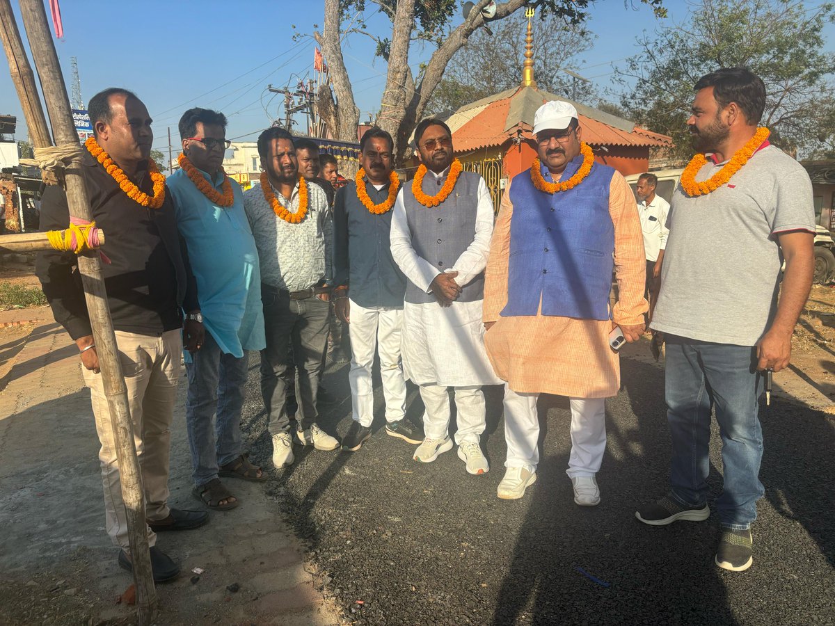Sureshpaswa1965's tweet photo. विकास की नई उड़ान!
देवघर-सारठ एरोड्रोम रोड एवं देवघर-मधुपुर सड़क के सुदृढ़ीकरण एवं राइडिंग क्वालिटी सुधार कार्य का शुभारंभ हुआ।
यह महत्वपूर्ण परियोजना मेरे उपस्थिती में संपन्न हुई। यह सड़क विकास क्षेत्र की कनेक्टिविटी को और सशक्त बनाएगी।
#JharkhandVikas #DeogharProgress https://t.co/gXrNF0zC4m