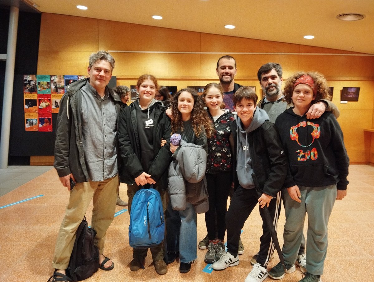 montse_pujolas's tweet photo. @INS_Pla_Marcell Avui ha estat un dia adequat per anar a veure Menú tancat i poder parlar a l'aula d'aquestes masculinitats que hem observat a l'escenari. Sembla que l'obra ha agradat, oi, ambaixada?#teatrefòrum https://t.co/7gY6oKy65f