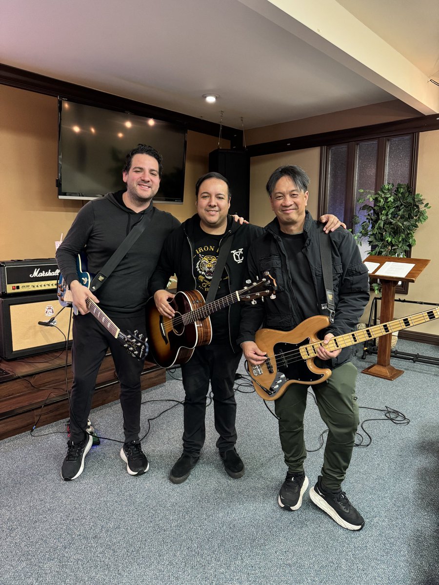 Had a super fun time jamming/performing music with Jerome Fontamillas (Switchfoot) and the open house music crew. Everyone played awesome. Got my brother Andrew to join in too! 
.
#jeromefontamillas #todayigrewup #heartlikewar #switchfoot #marshall #bass #bassguitar <a href="/switchfoot/">Switchfoot</a>