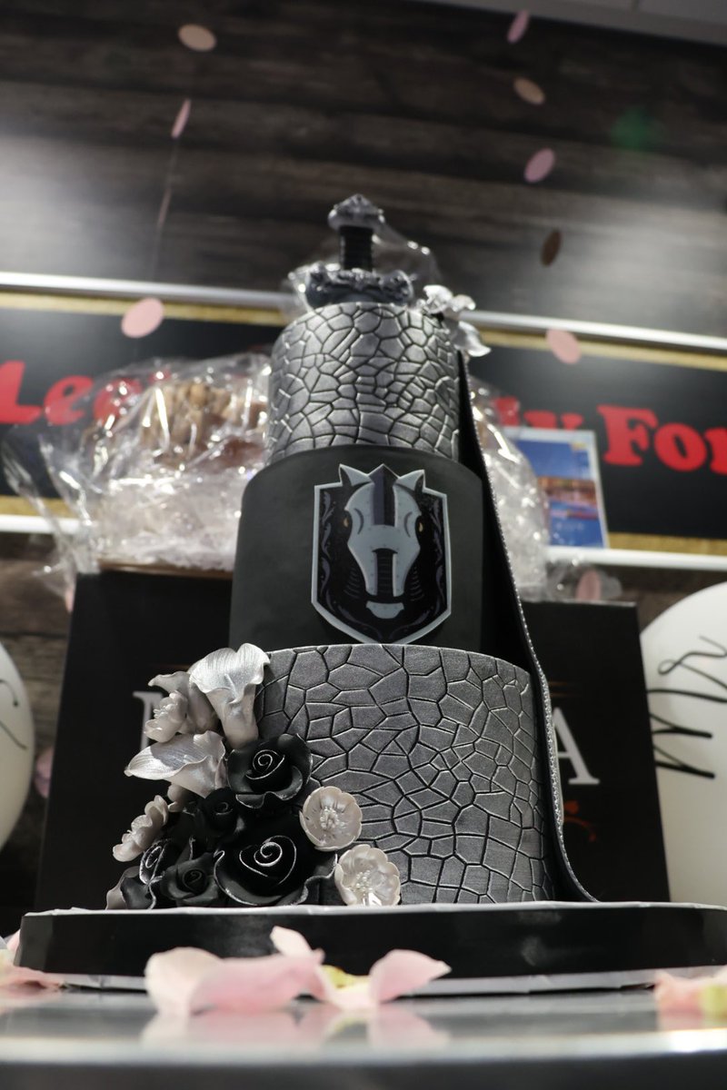 the perfect cake for our newlywed nobles! 

thank you to Freed’s Bakery for this work of art! 🍰