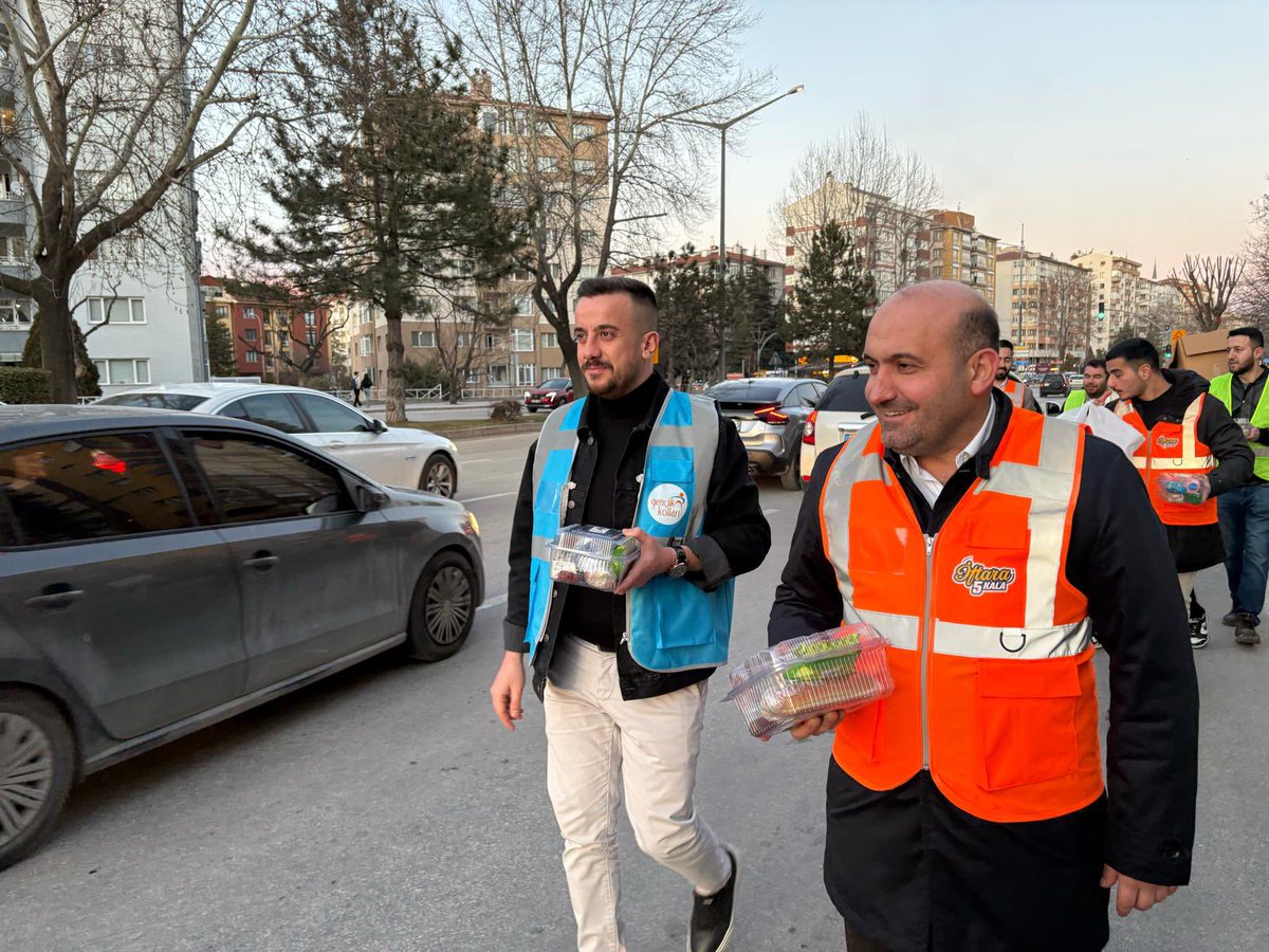 MKYK Üyemiz Umut Arman Sonay, Gençlik Kolları MKYK Üyemiz Sena Çeken, İl Başkanımız Gürhan Albayrak, İl Gençlik Kolları Başkanımız Av. Cihan Birsen ve İlçe Gençlik Kolları Başkanımız Mete Burak Eker ile birlikte “İftara 5 Kala” programımızı gerçekleştirdik ✨🎉