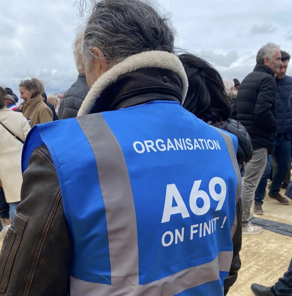 steph2440's tweet image. Peut-on savoir qui a financé les milliers de drapeaux, autocollants etc... ? Qui a financé une banderole arborée par des élus de la République ? Qui a affrété les bus ? 
Qui a autorisé une manifestation sur un chantier interdit au public ? #A69
@canardenchaine @libe @afpfr