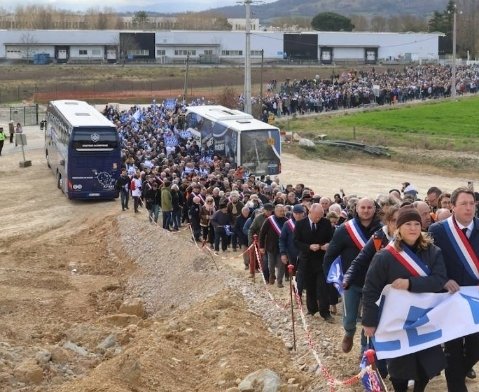 steph2440's tweet image. Peut-on savoir qui a financé les milliers de drapeaux, autocollants etc... ? Qui a financé une banderole arborée par des élus de la République ? Qui a affrété les bus ? 
Qui a autorisé une manifestation sur un chantier interdit au public ? #A69
@canardenchaine @libe @afpfr