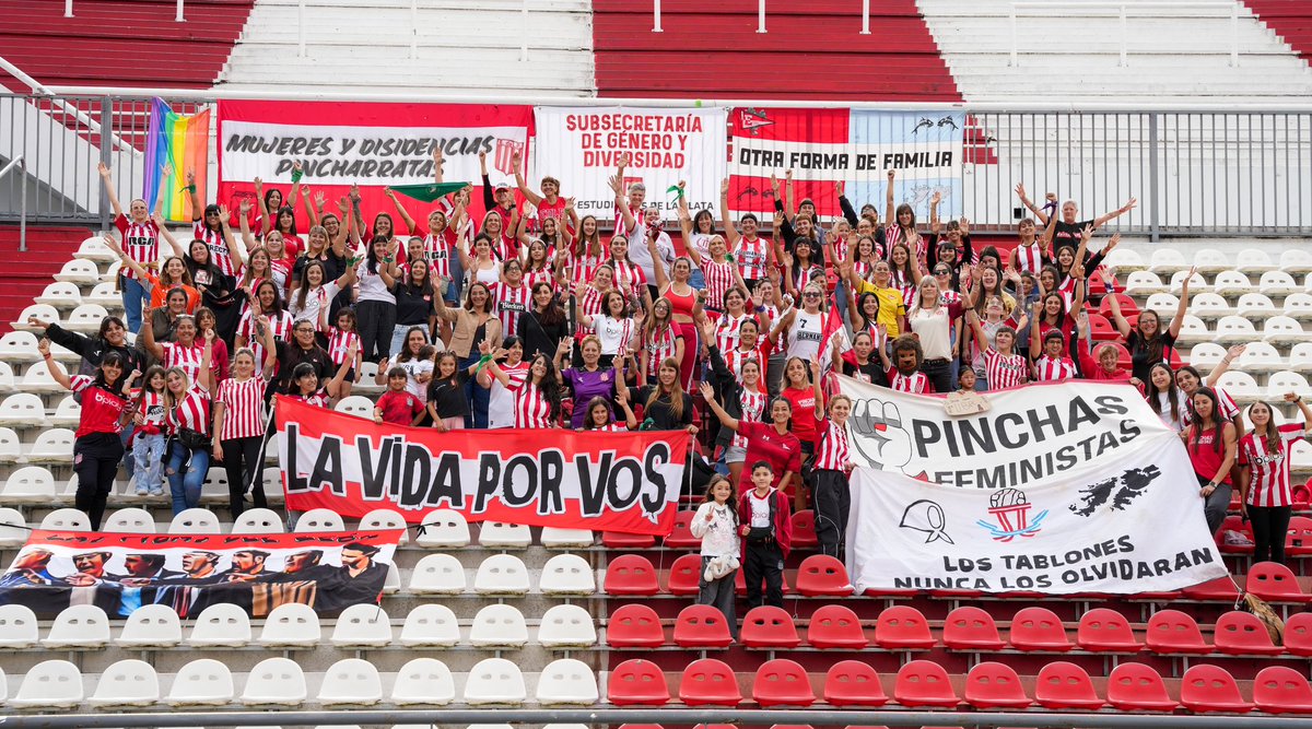 𝑱𝒖𝒏𝒕𝒂𝒔 𝒆𝒏 𝑼𝑵𝑶 💜🇦🇹

Con motivo de movilizar por el reconocimiento de los derechos de las mujeres en el Día Internacional de la Mujer, se convocó a socias, deportistas e hinchas a encontrarse en UNO y marchar juntas por las calles de la ciudad.

Este #8M lo conmemoramos