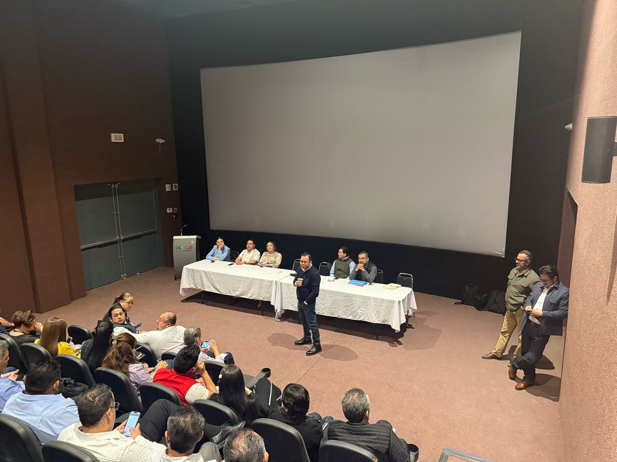FinanzasDGO's tweet photo. En gira de trabajo, el titular de la SFA, Franklin Corlay Aguilar, se reunió con gabinete @GobDgoLaguna , para priorizar finanzas del estado. También con colegios particulares y empresarios de @Dgo_Canacintra , de aquella región. Se dio seguimiento a acuerdos.
#DurangoRenace2025 https://t.co/Ec1Mjk3d7I