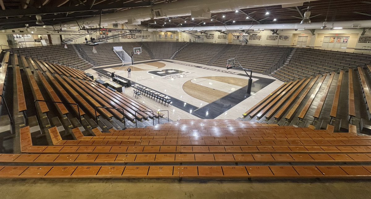 SWinsports's tweet image. Calm before the storm. #HoosierHysteria