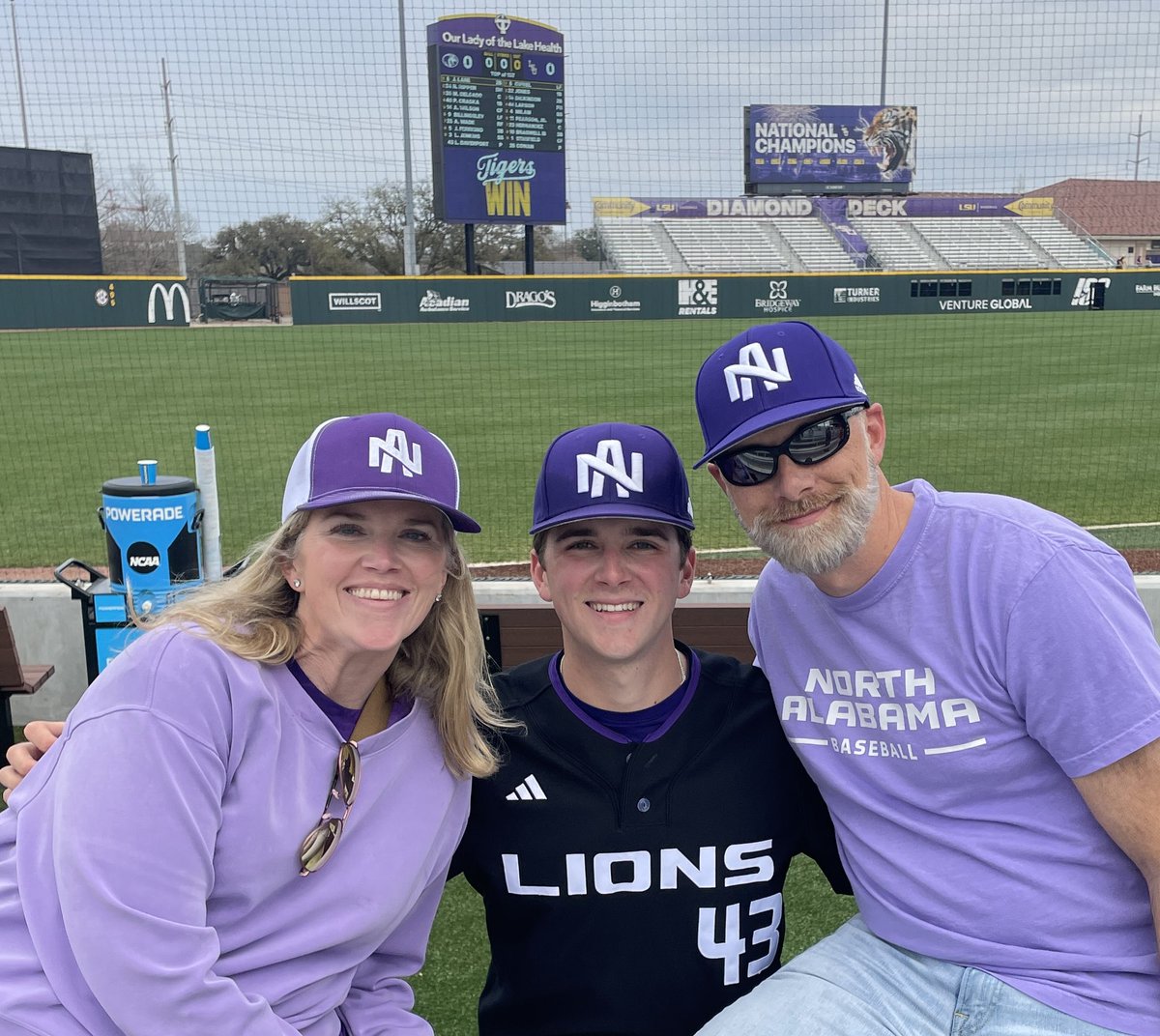DrWesDavenport's tweet image. Surreal moment watching @LDavenport_16 pitch against the #1 college baseball team in the country. Great outing in front of a big crowd @LSUbaseball. #RoarLions #hometeam 
 
2IN 1H 3K 2BB. 🔥
