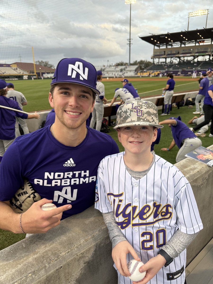 DrWesDavenport's tweet image. Surreal moment watching @LDavenport_16 pitch against the #1 college baseball team in the country. Great outing in front of a big crowd @LSUbaseball. #RoarLions #hometeam 
 
2IN 1H 3K 2BB. 🔥