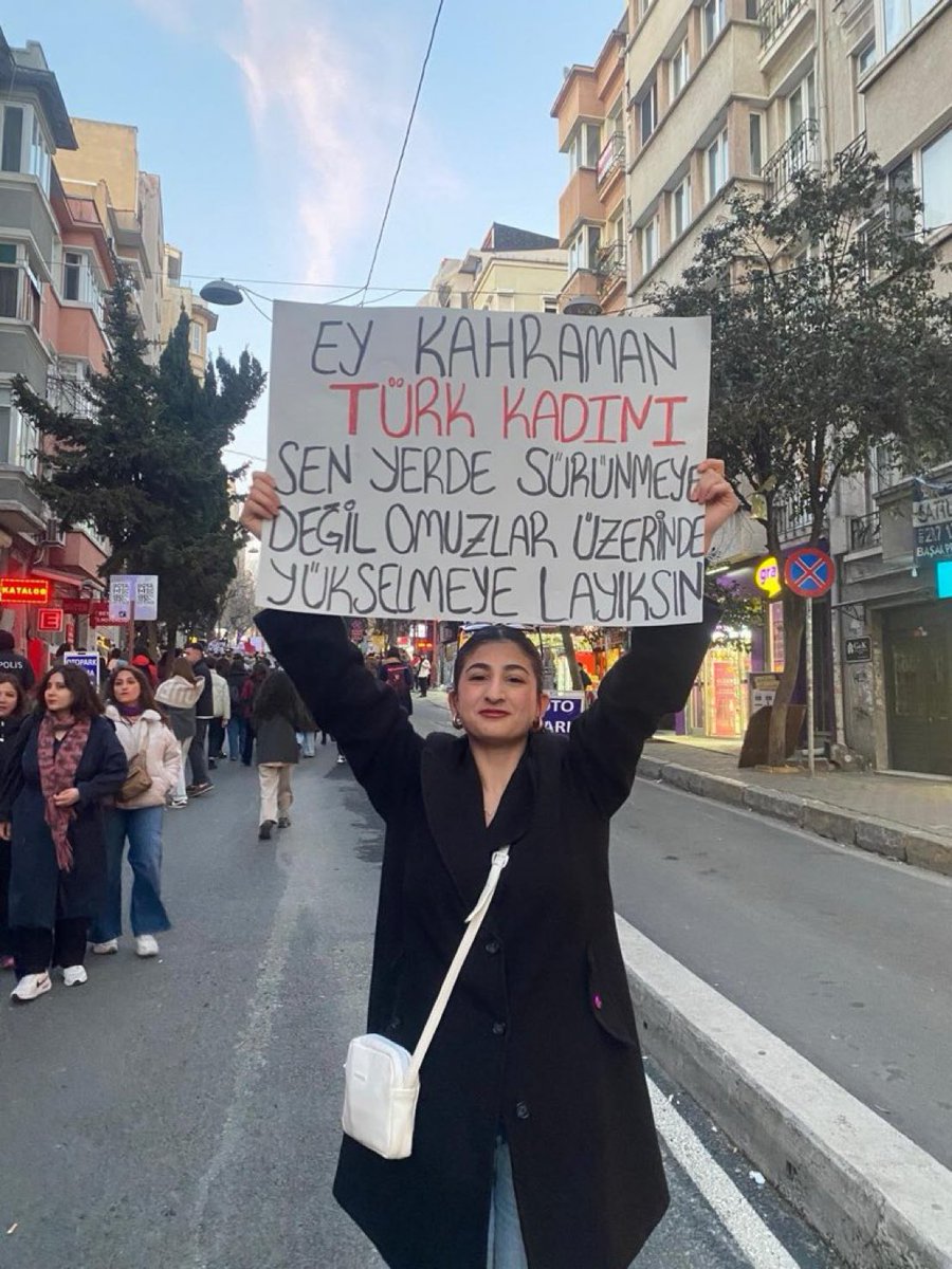 Bu pankartı yazan kadın “Jin Jiyan Azadi” sloganı atan bir terörist tarafından saldırıya uğradı. Bakın yanlış okumadınız. Bu dövizi açan kadın, kadınlar gününde, sırf bir terörist Atatürk’e ve ulusa nefret kusacak diye şiddete maruz kaldı. Terörist her yerde teröristtir