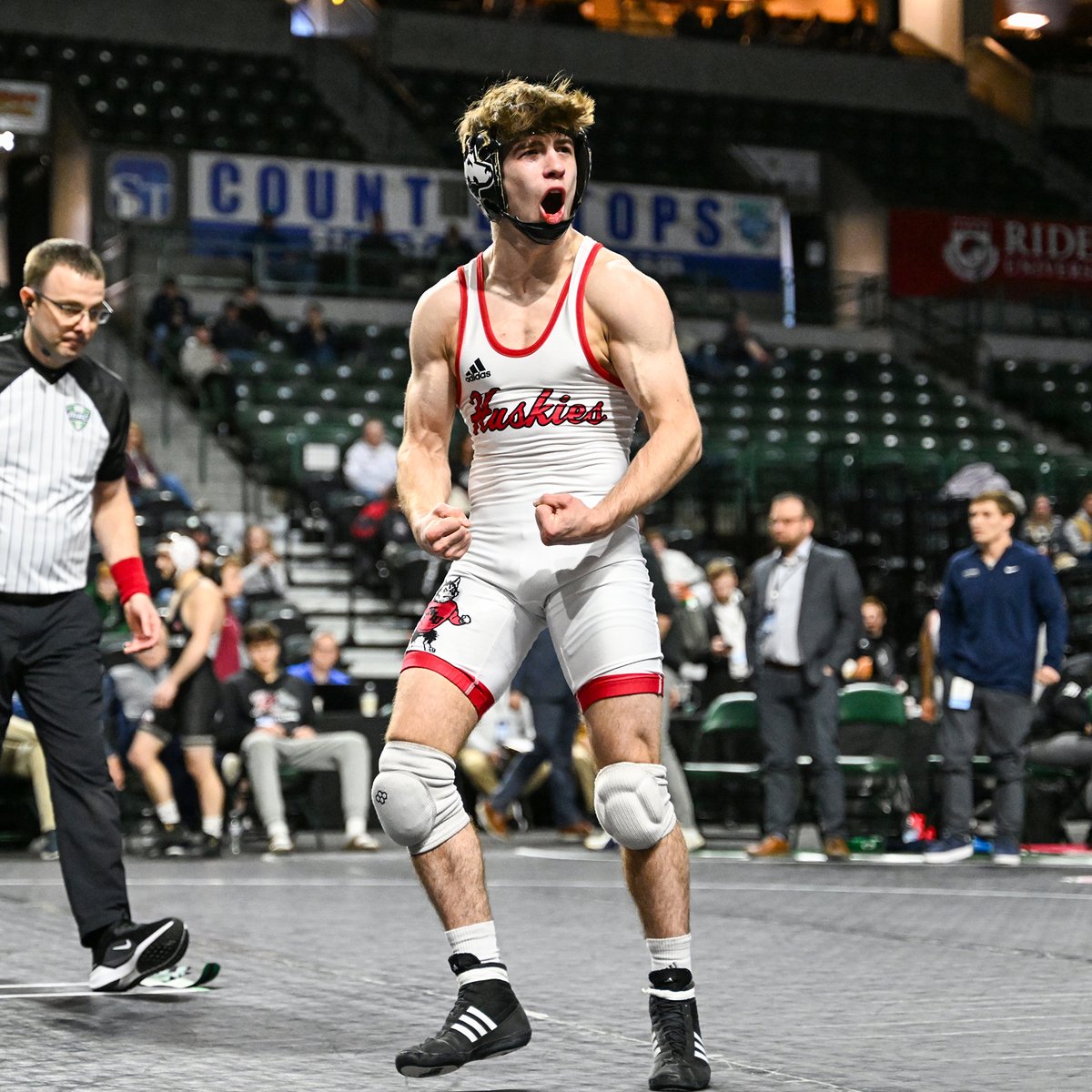 Flex on 'em 💪

#NCAAWrestling x 📸 <a href="/NIUWrestling/">NIU Wrestling</a>