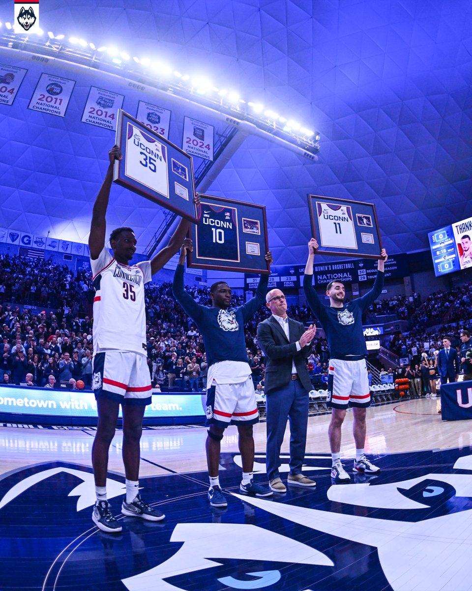 UConnMBB's tweet photo. Thank you, grads 🙌 https://t.co/8UIgM4tm0w