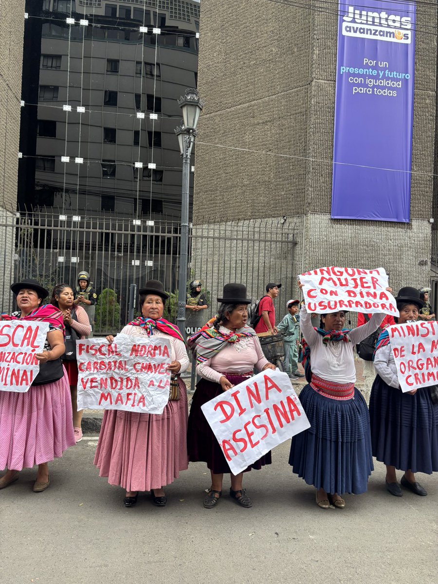 ¡Dónde estaban cuando nos mataban! Frente al MIMP mostrando todo el repudio. ¡Ninguna mujer con Dina asesina!