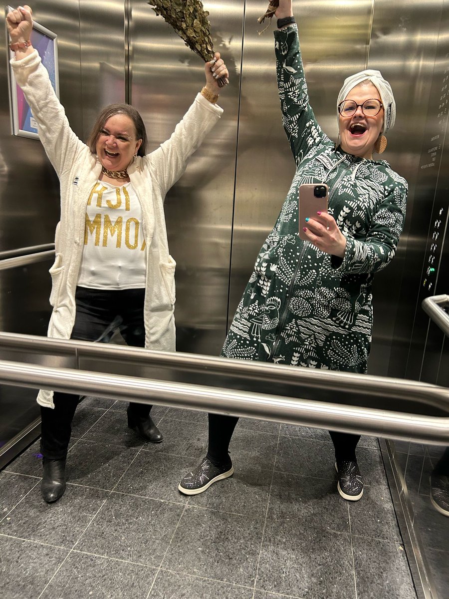 Tiina_P's tweet photo. Mitä täällä tapahtuuuu???!!! Huhhuh! Todistettiin jotain historiallista. Tack Kaj, tack Sverige!!! 🇸🇪🤝🏼🇫🇮 Toril- eiku SAUNAAAAAN! #Mello2025 #Kaj 
Kiitos tänäkin vuonna heittäytymisseurasta, @Lensku! 🤪 https://t.co/2MIOF7TXk4