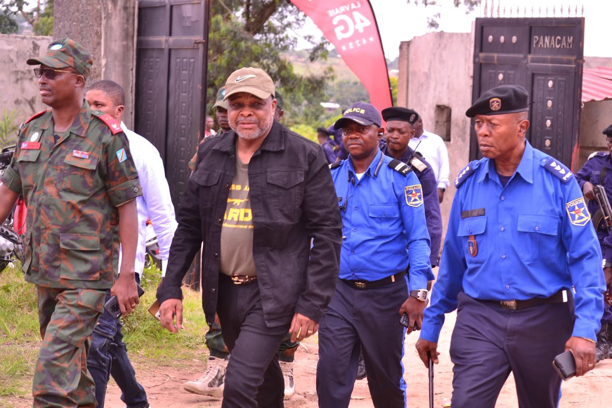 KyEmma2's tweet photo. #province_du_Kwango: ce vendredi 07/03/2025,le Gouverneur Willy BITWISILA LUSUNDJI a procédé au lancement de la campagne de sensibilisation pour l'enrôlement des jeunes au sein des FARDC. https://t.co/X2FgUBOMiW