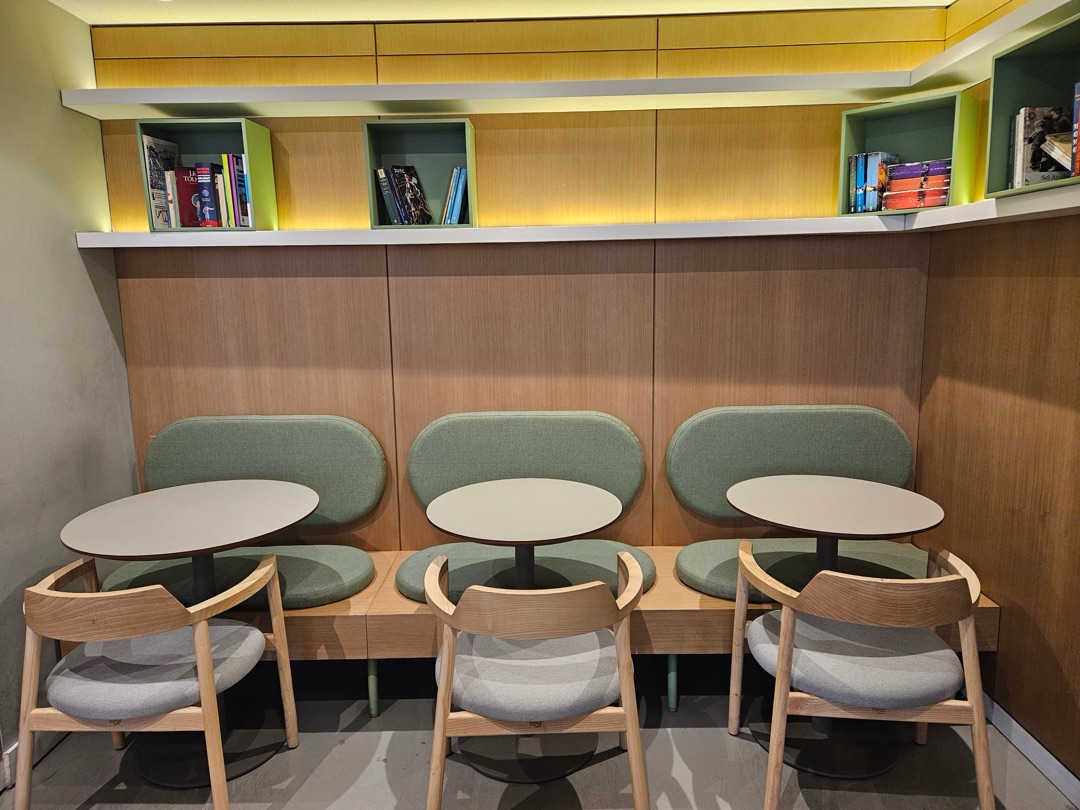 🚀☕ Ankara’da kahve ve üretkenliği bir araya getiren CoffeeHub, çalışma ortamı arayanlar için harika bir nokta! Geniş masalar, sakin atmosfer ve mis gibi kahve kokusuyla odaklanmak hiç bu kadar kolay olmamıştı.

Daha fazla bilgi ve kullanıcı değerlendirmesi için Cosyworker