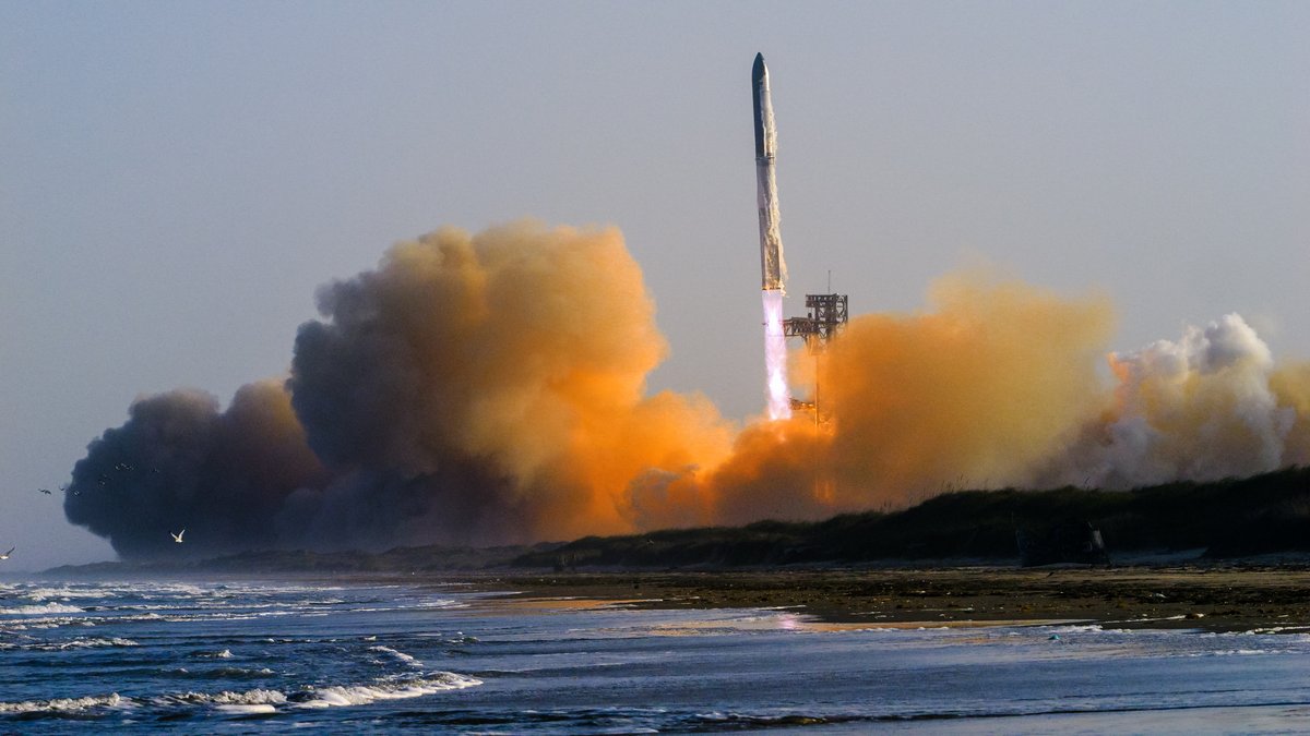 SpaceX's tweet image. Liftoff of Starship's eighth flight test